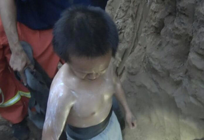 ได้ใจโซเชียล ชายจีนร่างเล็กสูง 1 เมตร ช่วยเด็ก 3 ขวบติดบ่อน้ำลึก เสียงปรบมือลั่น