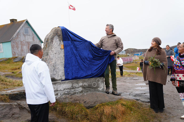 kong frederik løfter sløret for mindesten i grønlandsk bygd