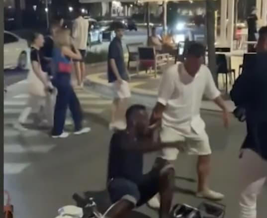 football: la vidéo virale de mario balotelli, ivre et allongé dans la rue