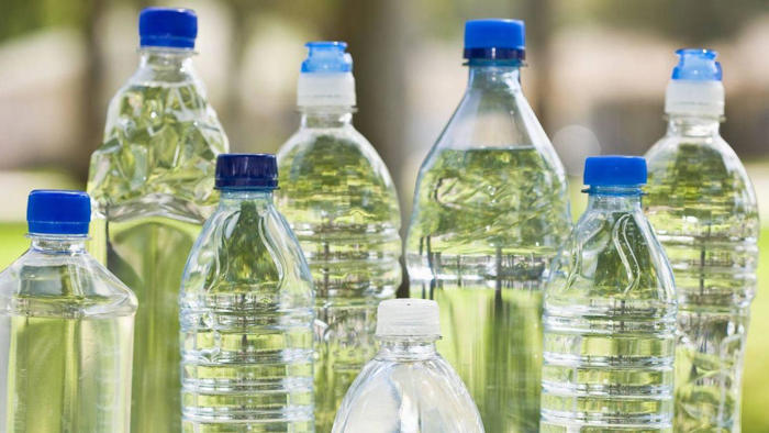 adiós a la botella de plástico tradicional: cambiarán para siempre a partir de esta semana