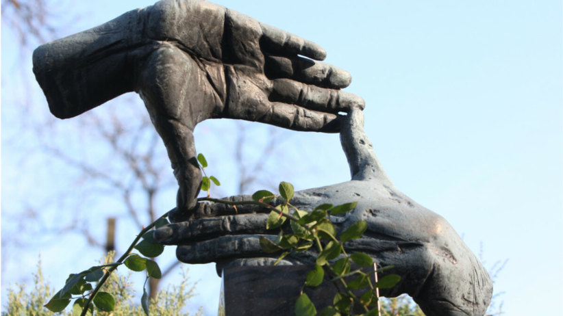 to najsłynniejszy nagrobek na warszawskich powązkach. co oznacza rzeźba dłoni?