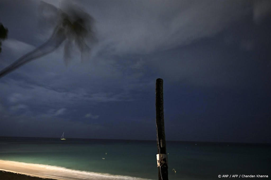 orkaan beryl afgenomen in kracht, maar nog steeds gevaarlijk