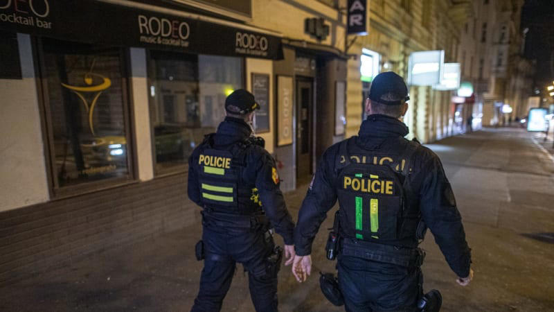surový útok v pražské restauraci: cizinec napadl jednoho z hostů, nožem ho bodal do zad