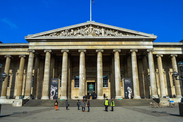 charge overseas visitors £20 entry to british museum, says former director