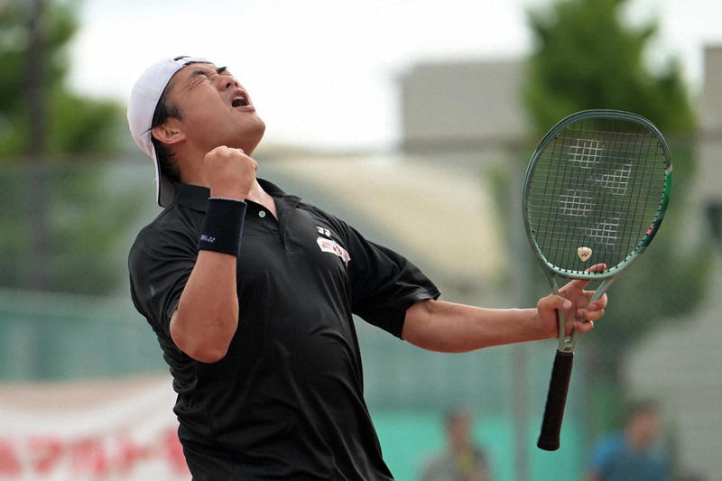 杉村太蔵さん初戦突破 毎日テニス選手権、ベテラン大会の後半開幕