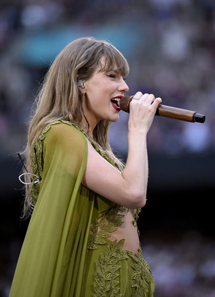 taylor swift paid tribute to ireland and travis kelce in the most stylish way