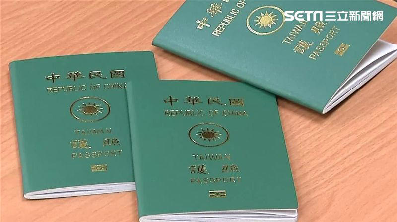 台灣護照過海關！中國弟狂看「為何她的是綠色？」媽1句回應全場嗨翻