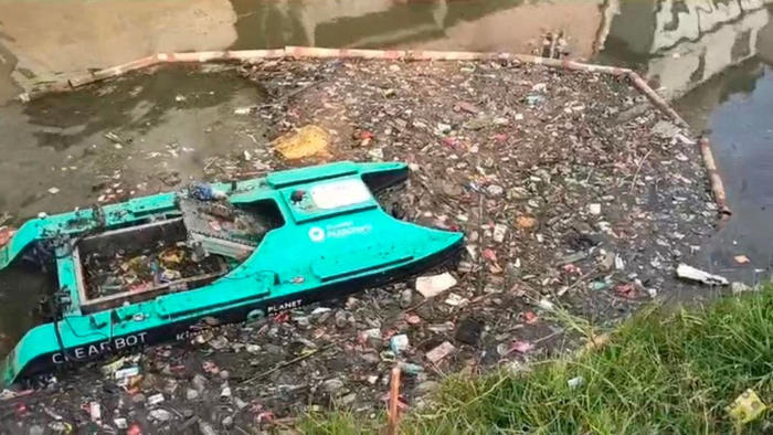 autonomous trash-gobbling robot boat wages war on waterway waste