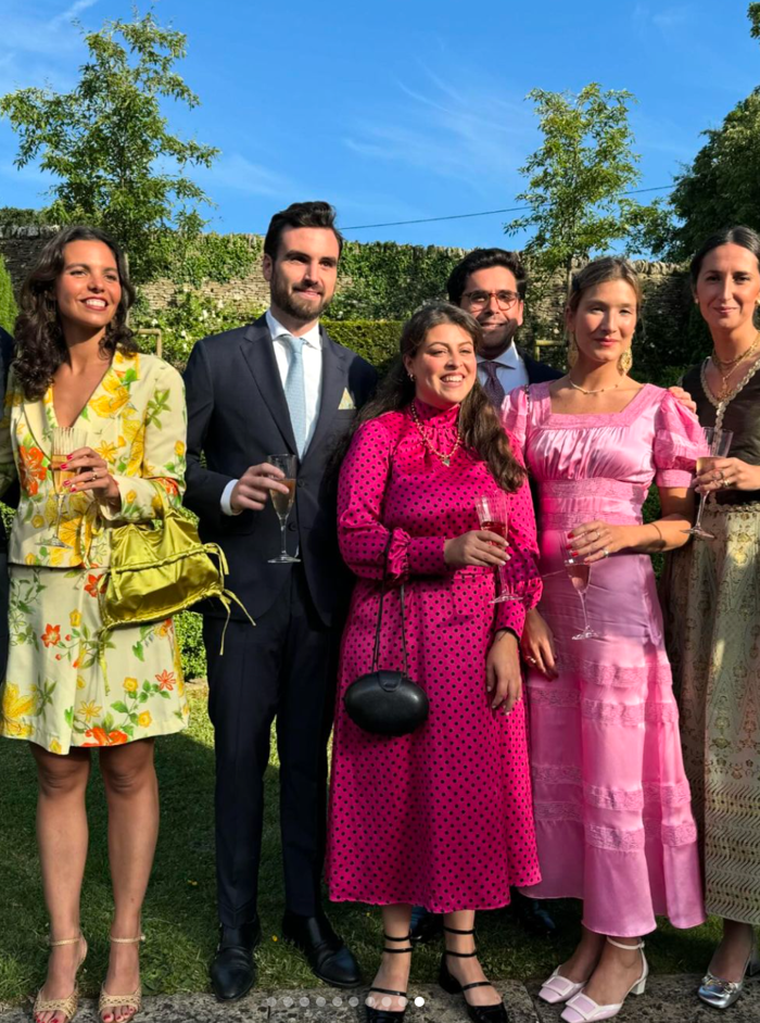 la invitada portuguesa que llevó tacón cómodo en una boda muy inglesa (y muy pija)