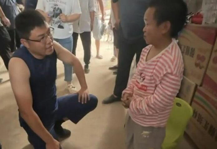 ได้ใจโซเชียล ชายจีนร่างเล็กสูง 1 เมตร ช่วยเด็ก 3 ขวบติดบ่อน้ำลึก เสียงปรบมือลั่น