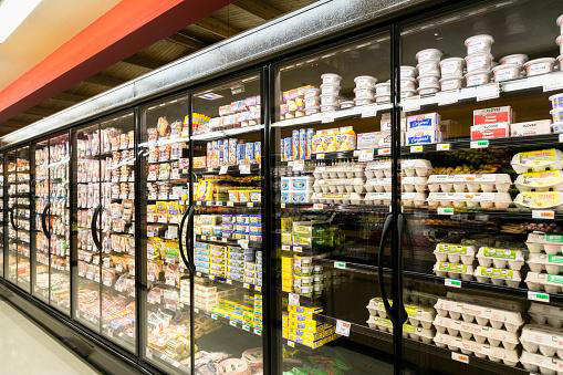 por que laticínios ficam geralmente expostos no fundo do supermercado?