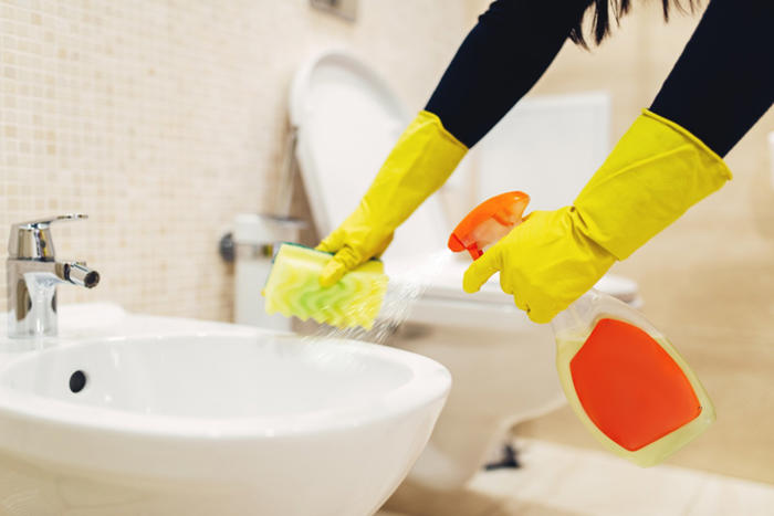 화장실 청소하려다… 락스 묻히고 ‘이 물’ 뿌리면 위험!