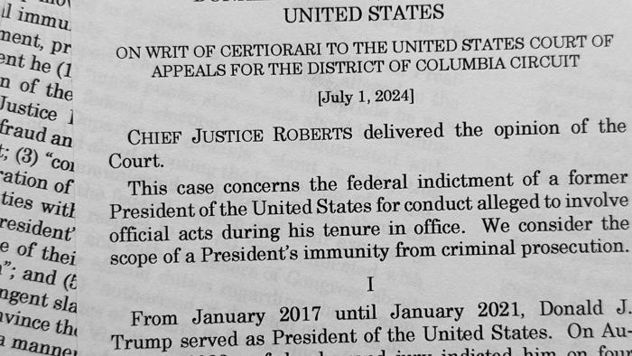 der supreme court urteilt, dass donald trump eine gewisse immunität vor strafrechtlicher verfolgung für amtshandlungen geniesst