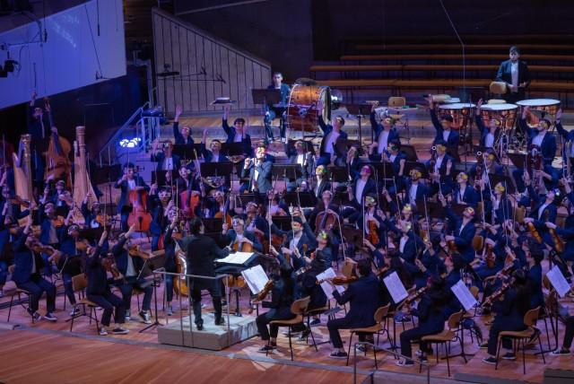 la orquesta filarmónica juvenil regresa con una propuesta visual y musical inquebrantable que fusiona la música sinfónica con el arte lumínico