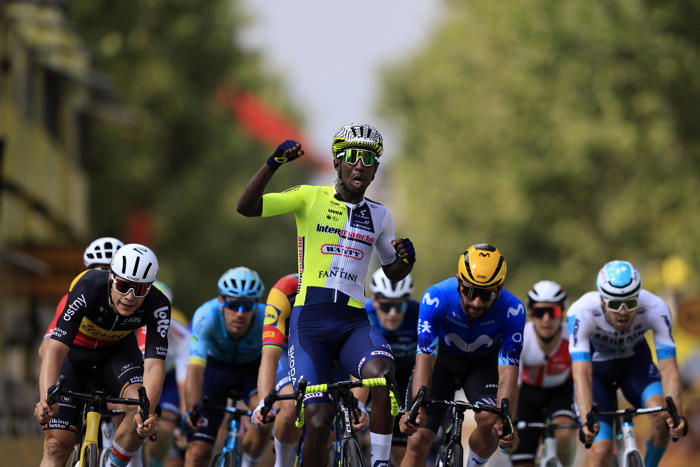 tour de francia: fernando gaviria quedó segundo en tercera etapa; girmay la ganó