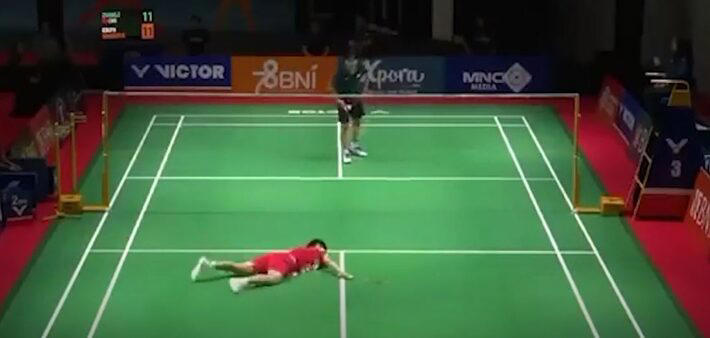 promessa chinesa de 17 anos morre durante partida de badminton