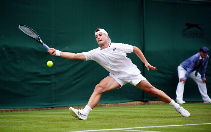 carlos alcaraz dazzles on centre court to start wimbledon defence with a win
