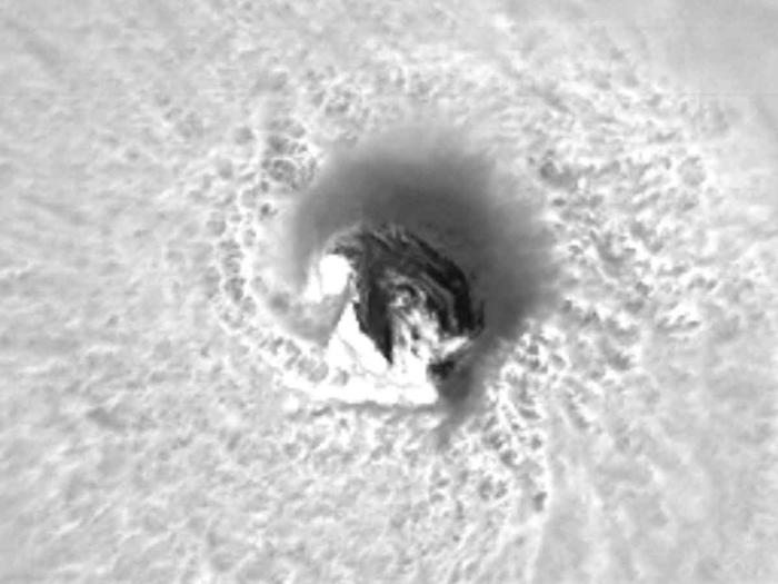 meteorólogos captan imágenes espectaculares del ojo del huracán beryl