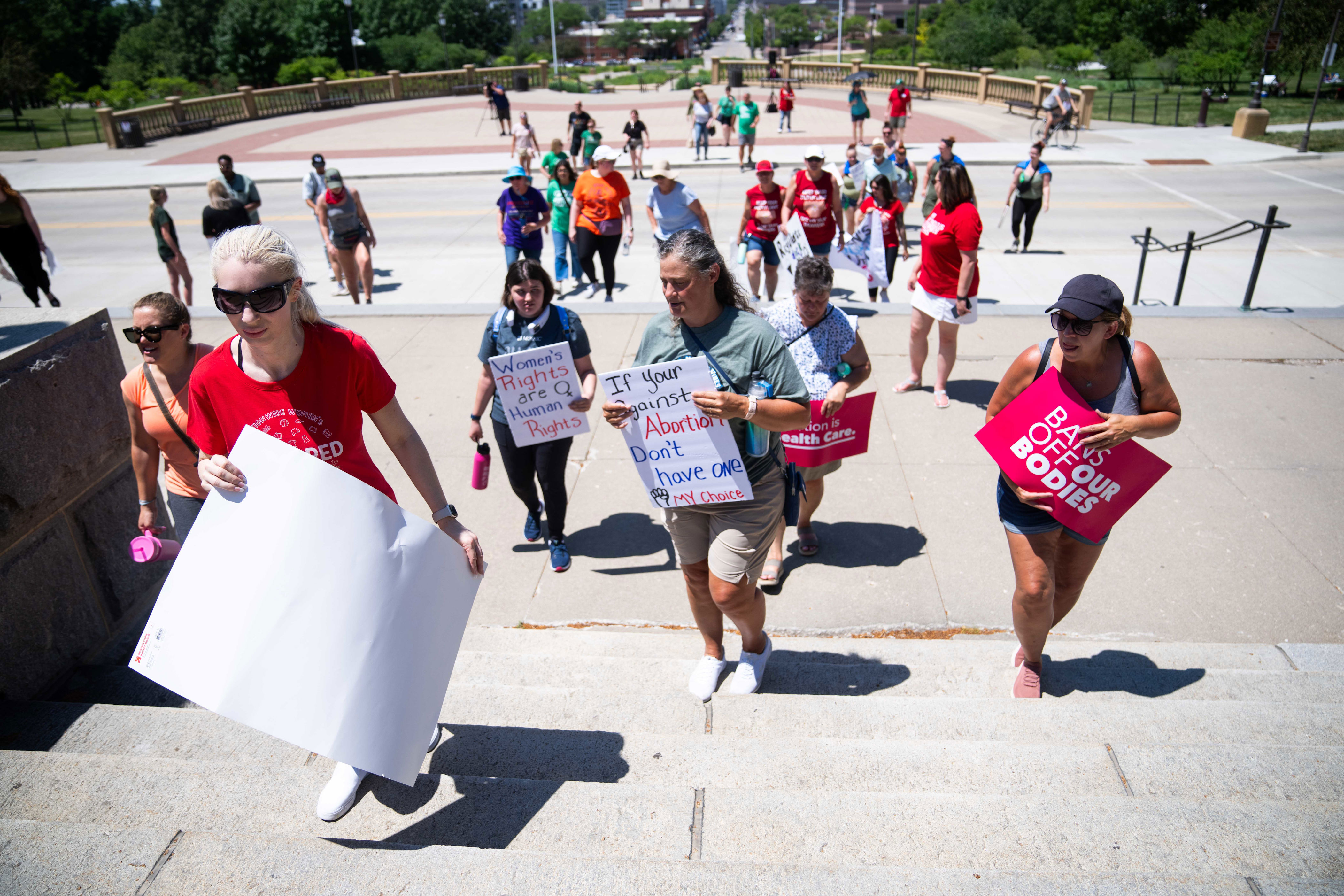 Iowa Judge Lifts Injunction Blocking State's 6-week Abortion Ban