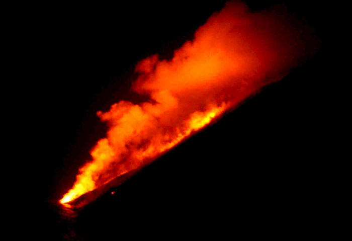 la explosividad de los volcanes stromboli y etna depende del hierro y titanio en su magma