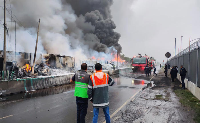 se registra fuerte incendio en los límites de nezahualcóyotl y el aeropuerto de la cdmx
