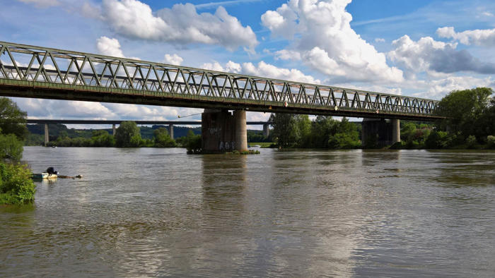 regensburg: passagierschiff kollidiert mit eisenbahnbrücke