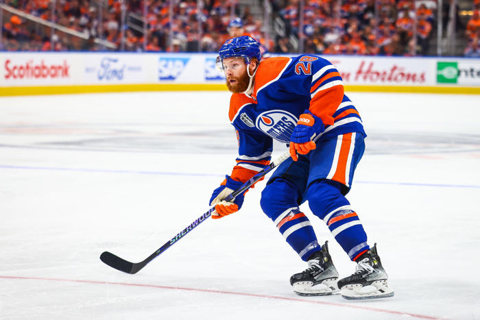 oilers re-sign veteran winger to one-year deal