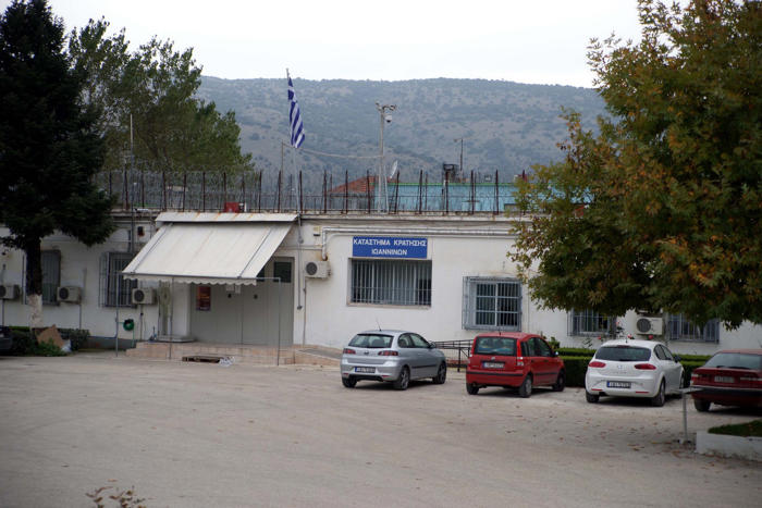 έρευνα στις φυλακές ιωαννίνων - κρατούνται ο υποδιευθυντής και υπάλληλοι