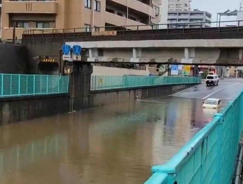 遮断機が作動せず車進入、1台立ち往生 広島県海田町のアンダーパス 大雨で冠水