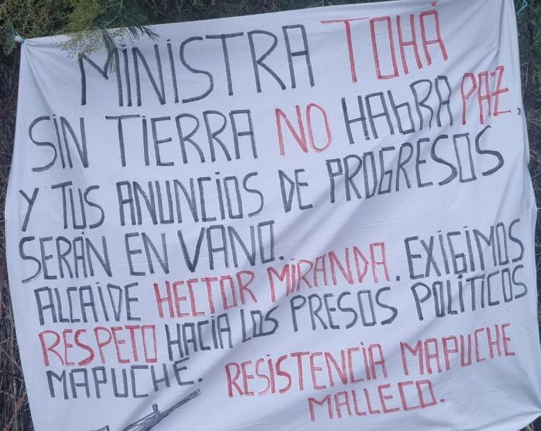 resistencia mapuche malleco perpetra una acción violenta en la línea férrea: dejaron lienzo contra ministra tohá y el alcaide de la cárcel de angol