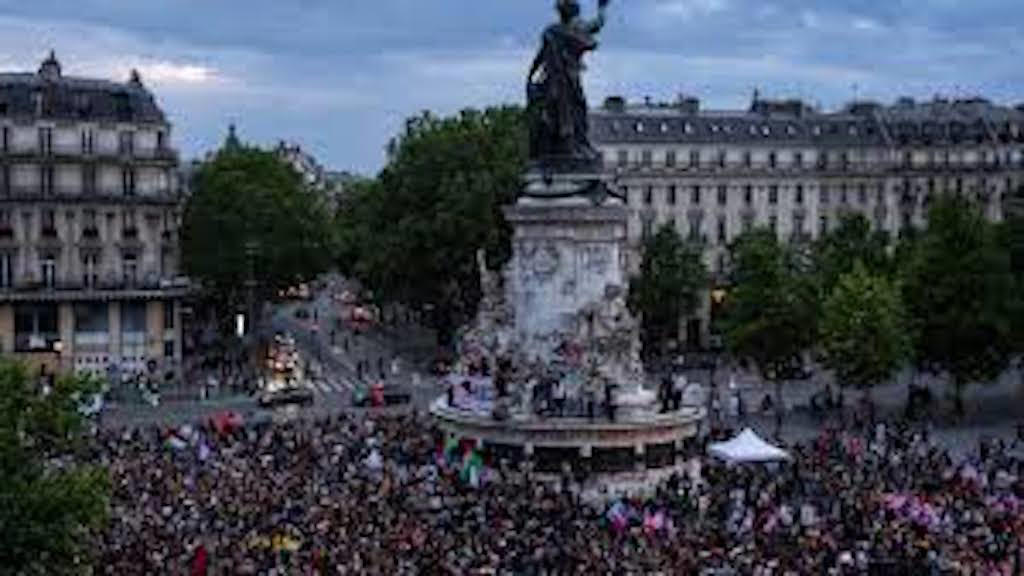 milhares protestam em paris após vitória da extrema-direita
