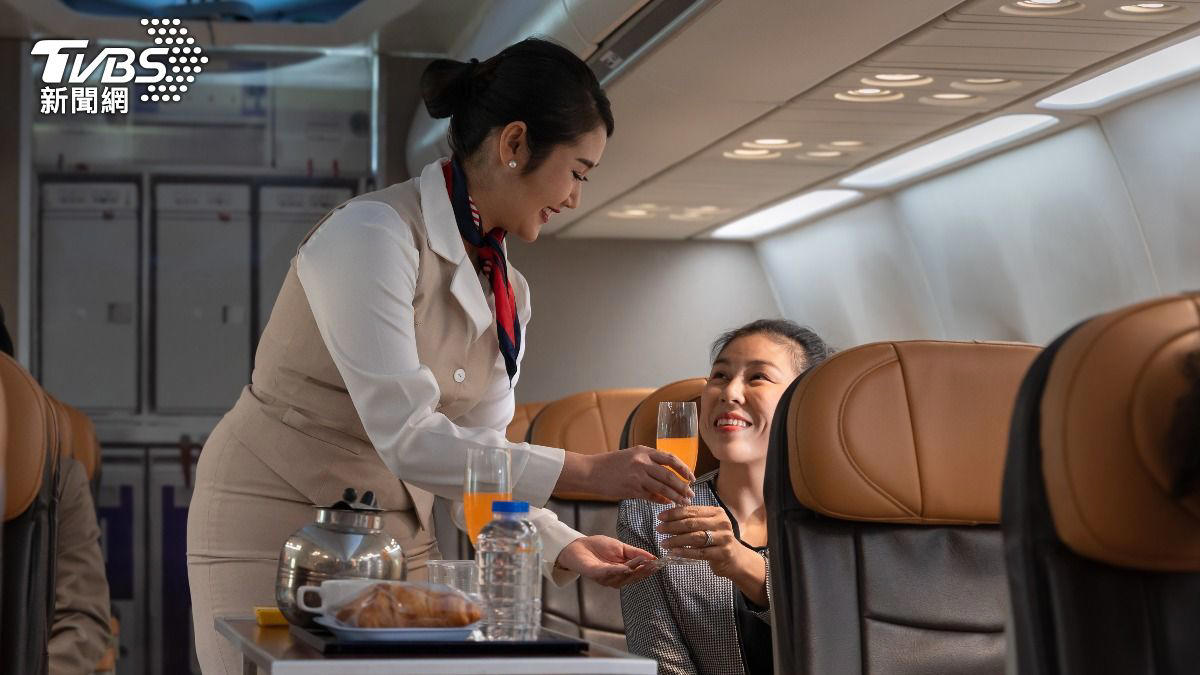 美空姐爆「搭機別點茶或咖啡」水源很噁！ 台灣前空服員說話了