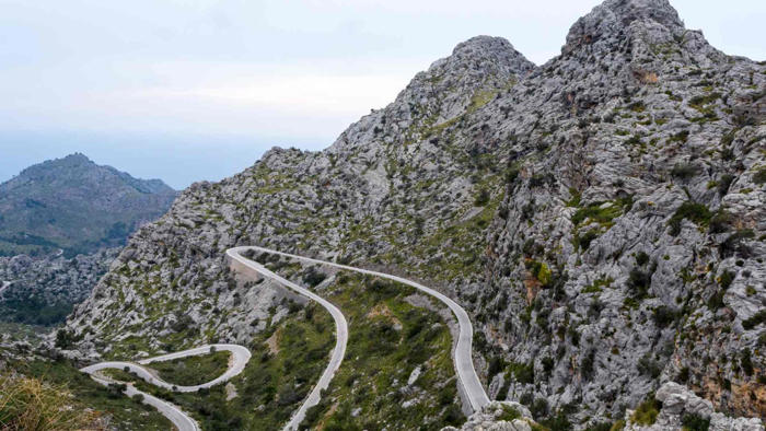 la carretera que es un reto para todos los conductores: la más difícil de españa con 12 curvas en 14 kilómetros