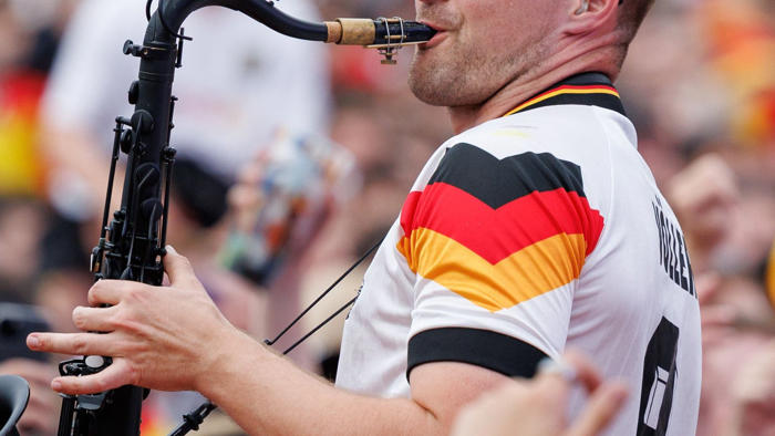 saxofonist geht viral: ein arbeitsloser musikschullehrer erobert die fussball-europameisterschaft