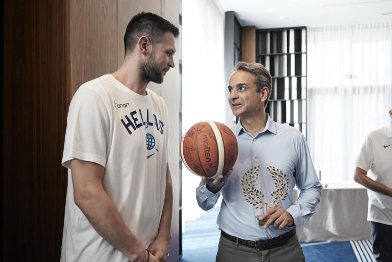 ο κυριάκος μητσοτάκης συνάντησε την εθνική ομάδα μπάσκετ - τα δώρα που του έκαναν οι παίκτες