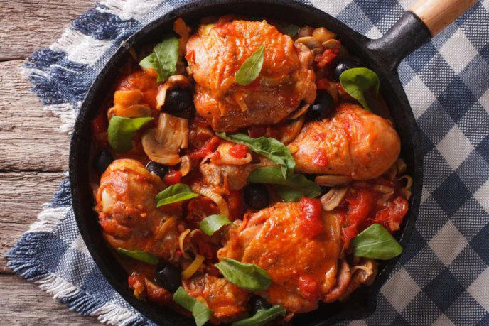 Pollo con champiñones a la cacciatore, guiso con tomate y aceitunas