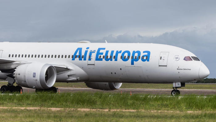 air-europa-maschine - boeing muss nach „schweren turbulenzen“ mit mehreren verletzten notlanden