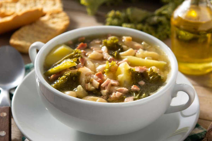 deliciosa receta de sopa toscana, perfecta para días lluviosos