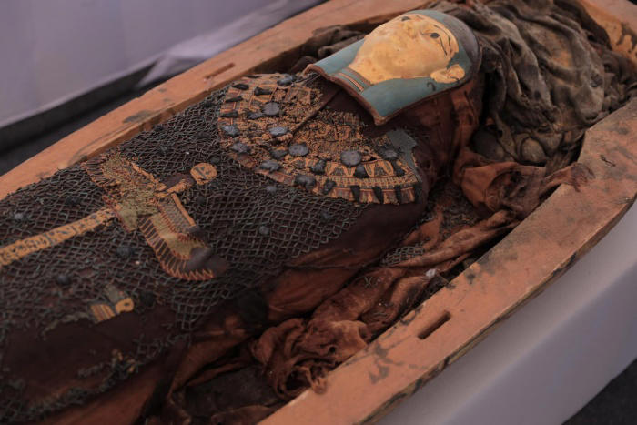 arqueólogos encontram sarcófago egípcio com desenho semelhante à marge simpson