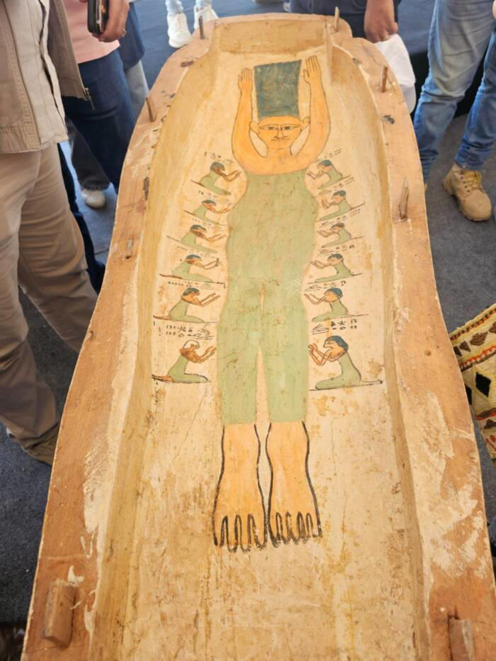 arqueólogos encontram sarcófago egípcio com desenho semelhante à marge simpson