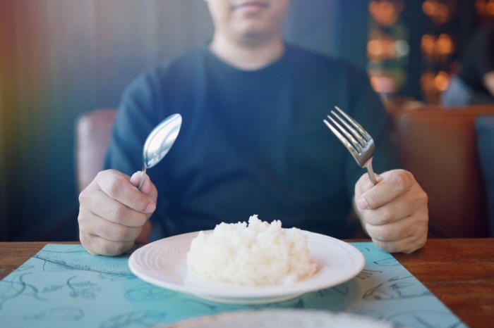 estos son los potenciales riesgos de comer arroz recalentado y las precauciones que debes tener, según especialistas