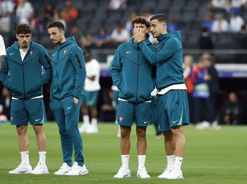 soccer-portugal at full strength as slovenia forced into one change