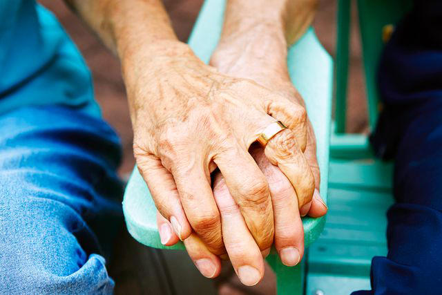 husband and wife, 70 and 71, die together through euthanasia: 'there is no other solution'