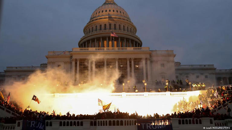 Apoiadores de Donald Trump invadiram o Congresso americano e, 06/01/2021, no que foi visto como um atentado à democracia do país