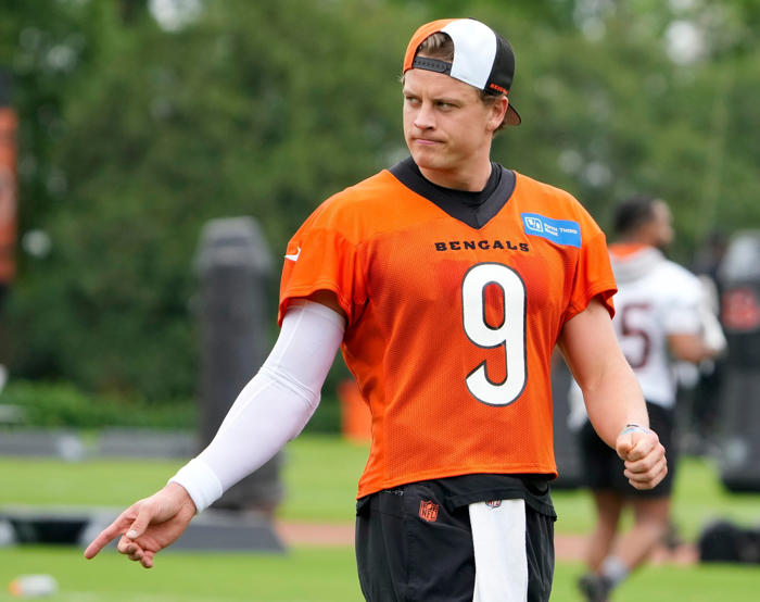 look: bengals qb joe burrow back training before camp