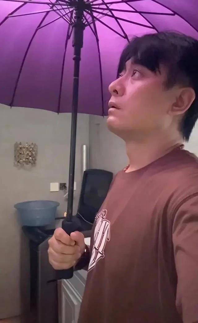 被上海暴雨控住的家：陈龙在家“打伞避雨”，陈赫家像“水帘洞”