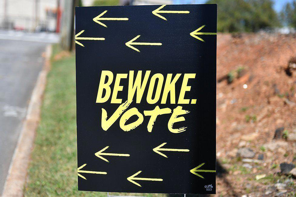 o que é 'woke' e por que o termo gera uma batalha cultural e política nos eua