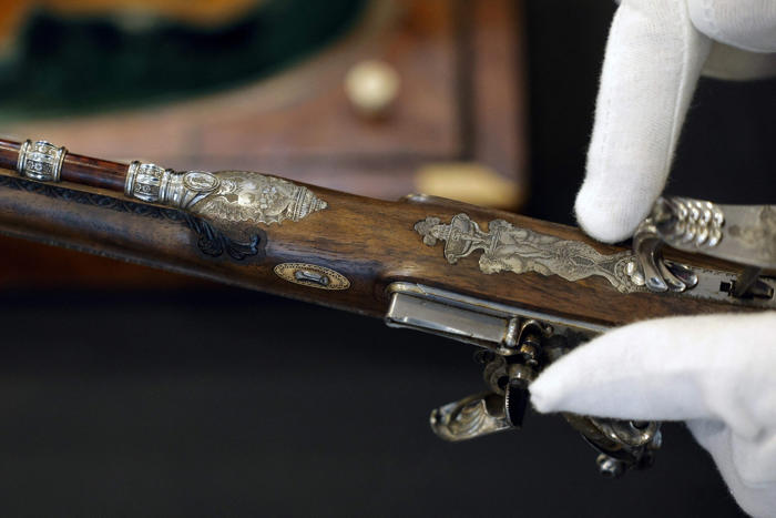 ナポレオンの拳銃2丁、競売へ 自殺未遂で使用