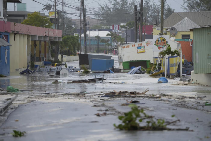 el huracán ‘beryl’ categoría 4 toca tierra y ya causa destrozos