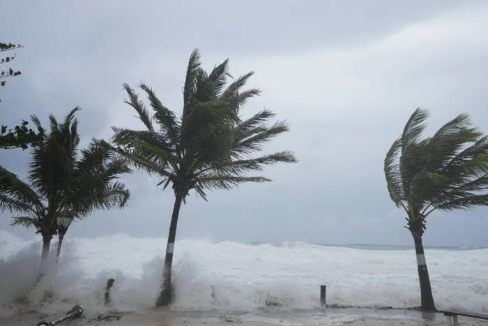 el huracán ‘beryl’ categoría 4 toca tierra y ya causa destrozos